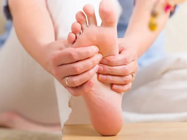Xoa bóp bàn chân giúp ngủ ngon hơn