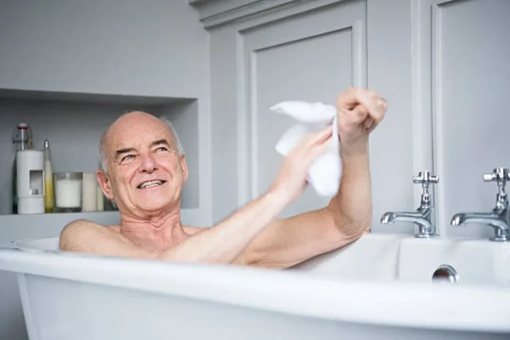 Thời điểm người cao tuổi không nên tắm để kéo dài tuổi thọ