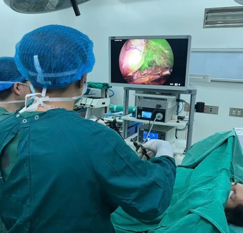 Cắt bỏ túi mật bằng phương pháp sử dụng ứng dụng huỳnh quang (ICG)