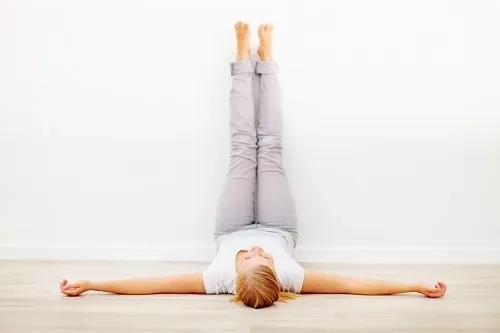 Lợi ích của bài tập yoga dựa chân vào tường