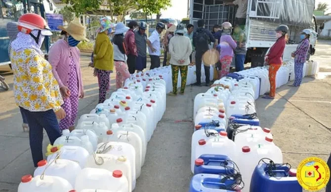 Đoàn Thiện nguyện của Hội Giáo dục chăm sóc sức khoẻ cộng đồng Việt Nam cung cấp nước miễn phí cho bà con bị xâm nhập mặn