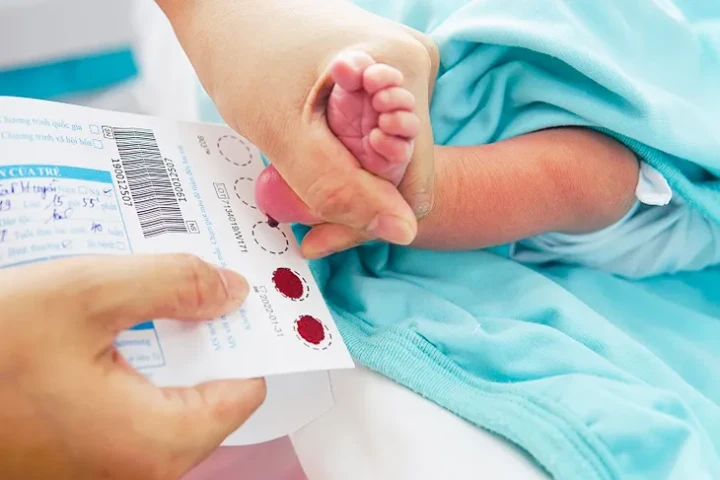 Lấy máu gót chân – Bước sàng lọc quan trọng khi bé chào đời