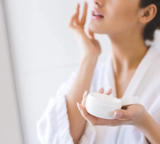Có cần dùng kem dưỡng ẩm vào mùa hè?