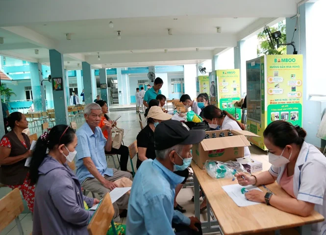 Phường Bình Thuận (Quận 7, TP. HCM): Tổ chức khám sức khoẻ, tạo lập hồ sơ sức khoẻ điện tử và trao quà cho người dân