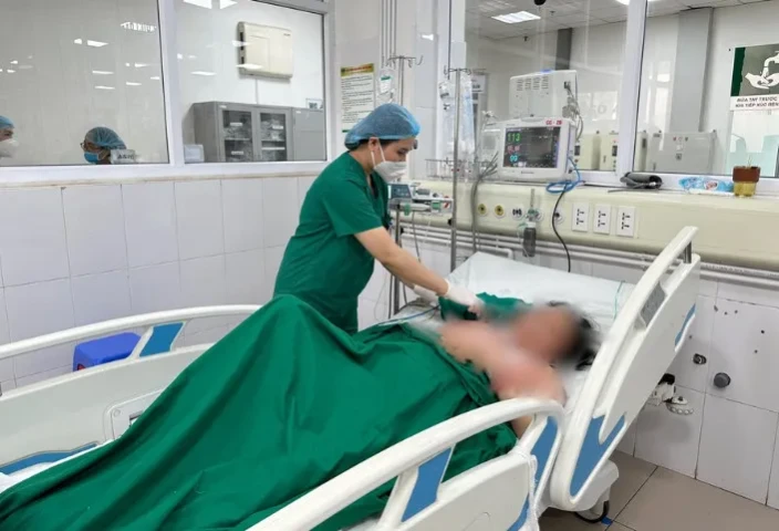 Người phụ nữ 57 tuổi bị ngạnh cá trê đâm vào tay gây nhiễm khuẩn huyết, viêm mô bào