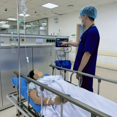 Sốc phản vệ sau ngộ độc thuốc tê khi tiêm filler mũi tại cơ sở thẩm mỹ “chui”