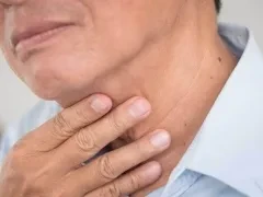 Đau và nổi mụn đỏ trong họng sau cắt amidan, nguy hiểm không?
