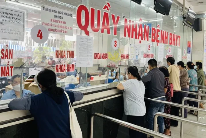 Bộ Y tế yêu cần chấn chỉnh về việc bắt buộc người dân mang thẻ bảo hiểm y tế giấy đi khám bệnh