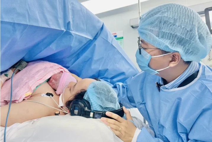 Thai nhi thứ 2 được thông van tim trong bào thai chào đời khỏe mạnh