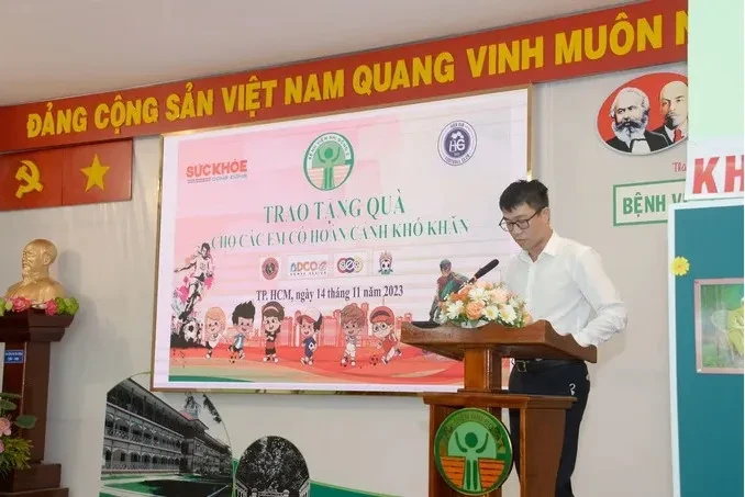 Văn phòng Đại diện Tạp chí Sức Khỏe Cộng Đồng tại TP. Hồ Chí Minh trao tặng 89 triệu đồng viện phí cho các bệnh nhi hoàn cảnh khó khăn