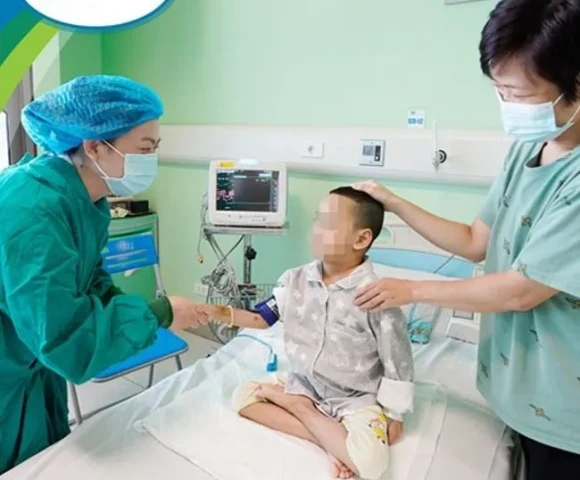 Bé 8 tuổi suy thận mạn giai đoạn cuối trên nền bệnh Von Willebrand gây rối loạn đông máu, suy tim được ghép thận thành công