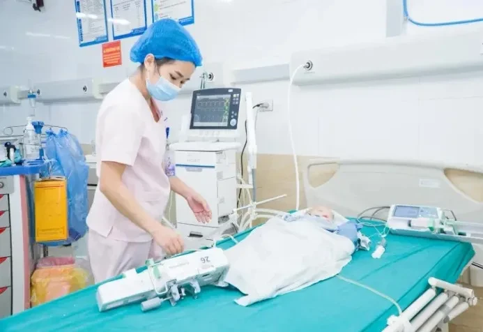 Bệnh nhi 10 tháng tuổi phải cắt đoạn đại tràng do lồng ruột gây hoại tử
