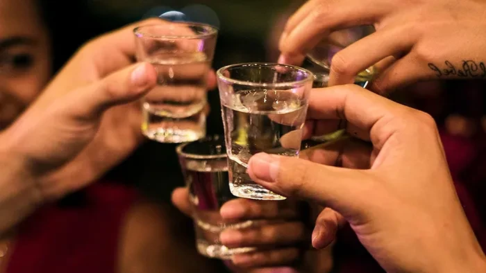 Các lý do uống rượu nhanh say