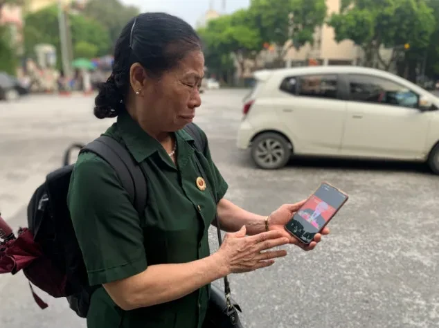 Người dân từ các nơi xa đổ về Nhà tang lễ Quốc gia, xúc động chờ viếng đồng chí Tổng Bí thư