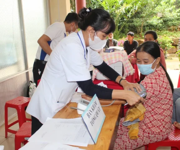 Trường Trung cấp Tây Nguyên khám, chữa bệnh, phát thuốc miễn phí cho người cao tuổi huyện Ea H’leo