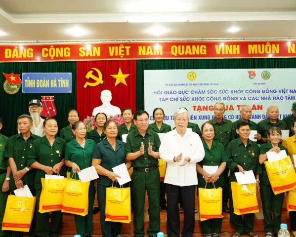 260 suất quà được trao trong chương trình “Tri ân tháng 7” tại Hà Tĩnh