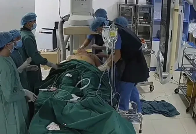 Cứu sống 1 bệnh nhân bị ngừng tim 7 lần trên bàn can thiệp