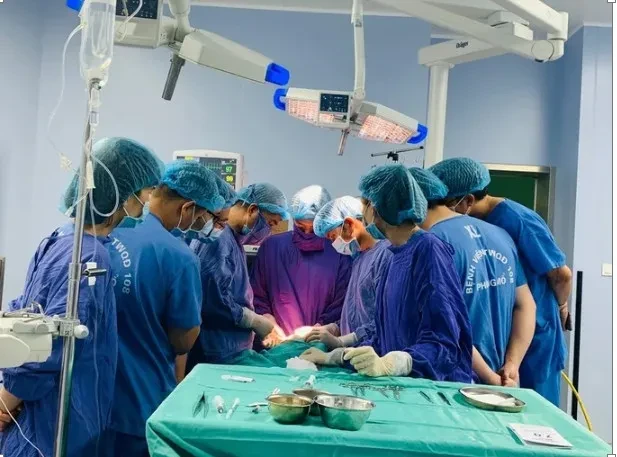 Bị hoại tử mi mắt do tiêm chất oxi già tẩy trắng răng để làm khử thâm mắt