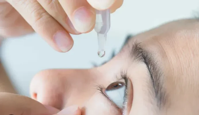 Cách giúp phái đẹp chăm sóc mắt khi dùng điện thoại nhiều