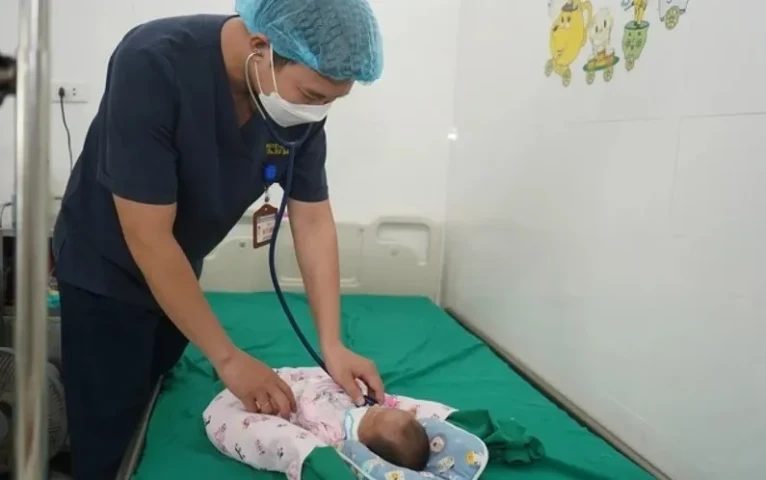 Phẫu thuật và cứu sống trẻ sinh non bị dị tật khe hở thành bụng, nội tạng nằm ngoài cơ thể, dị dạng ruột