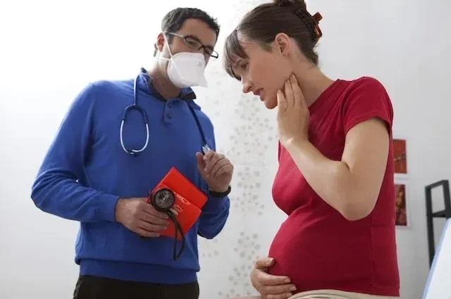 8 cách tự nhiên trị đau họng khi mang thai