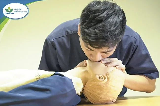 Chuyên gia chỉ ra 5 bước cấp cứu trẻ đuối nước đúng cách và những sai lầm cần tránh