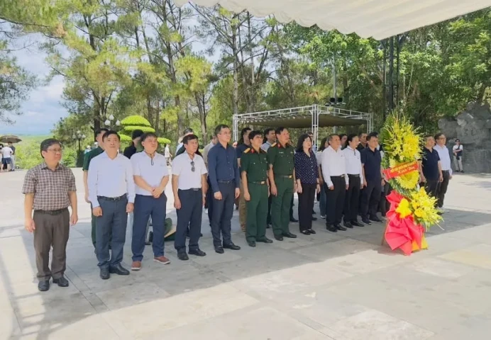Bộ trưởng Bộ Y tế Đào Hồng Lan tri ân các Anh hùng, Liệt sĩ tại tỉnh Hà Tĩnh, Quảng Trị nhân Ngày Thương binh – Liệt sĩ