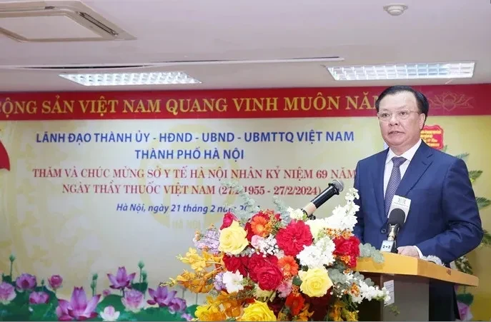 Bí thư Thành ủy Đinh Tiến Dũng chúc mừng cán bộ, y, bác sĩ ngành y tế Hà Nội nhân Kỷ niệm 69 năm Ngày thầy thuốc Việt Nam