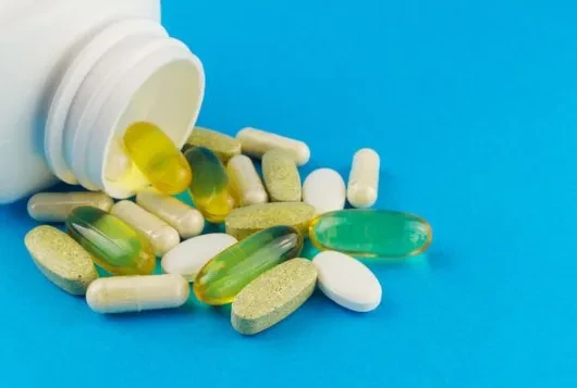 Tiêu thụ quá nhiều vitamin tổng hợp sẽ gây ra tác dụng phụ như thế nào?