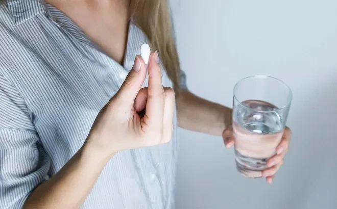 Nước uống ảnh hưởng đến hấp thu thuốc thế nào?