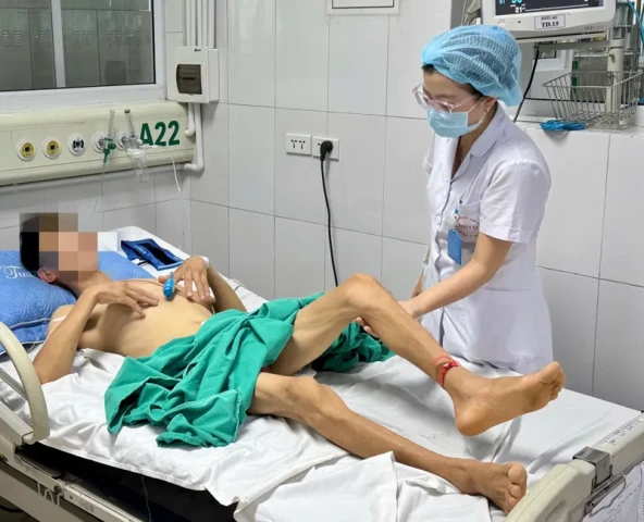 Người đàn ông suy kiệt vì uống 10 lít kiềm pha muối một ngày