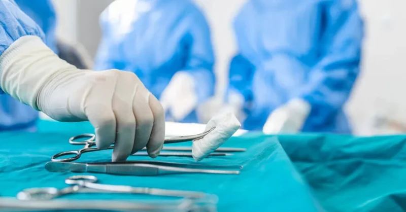 Bé trai 6 tuổi bất cẩn ngã xuống đầm tôm gây chấn thương dương vật