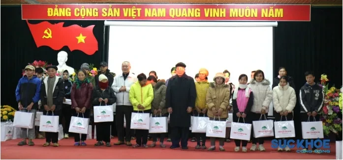 Hội Giáo dục chăm sóc sức khỏe cộng đồng Việt Nam trao 100 xuất quà Tết cho hộ nghèo, hộ có hoàn cảnh đặc biệt khó khăn tại Phú Thọ