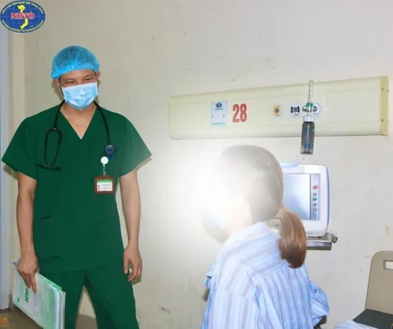 Chuyên gia khuyến cáo bệnh nhân bị sốt xuất huyết hạn chế truyền dịch, không tự ý truyền dịch tại nhà