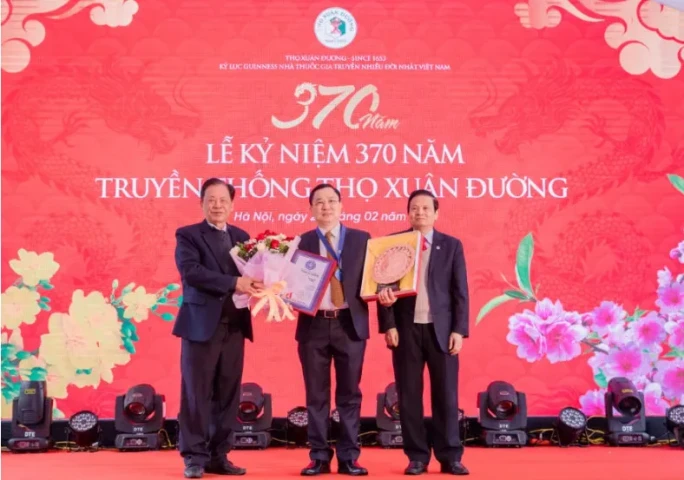Truyền nhân Nhà thuốc Thọ Xuân Đường nhận Đĩa vàng Cống hiến từ Viện Kỷ lục Thế giới