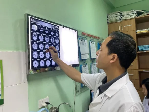 Phẫu thuật kích thích não sâu cho 2 bệnh nhân mắc Parkinson