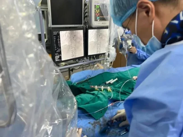 Viện Tim mạch Việt Nam thực hiện ca phẫu thuật thay van trong van động mạch chủ