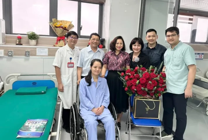 Bác sĩ Hoàng Minh Lý xuất viện và sẽ sớm trở lại làm việc sau thời gian điều trị bệnh bởi tai nạn kính rơi ở quán cà phê