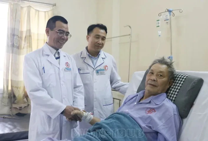 Phẫu thuật cứu sống bệnh nhân 69 tuổi bị phình vỡ động mạch chủ