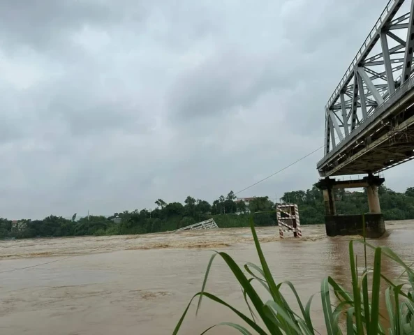 Vụ sập cầu Phong Châu: Khoảng 10 ô tô, 13 nạn nhân rơi xuống sông