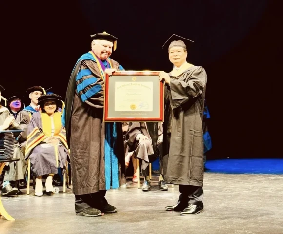 Đại học Quốc tế Hoa Kỳ trao bằng Viện sĩ y học thay thế và Giáo sư sinh học danh dự cho Tiến sỹ Việt Nam