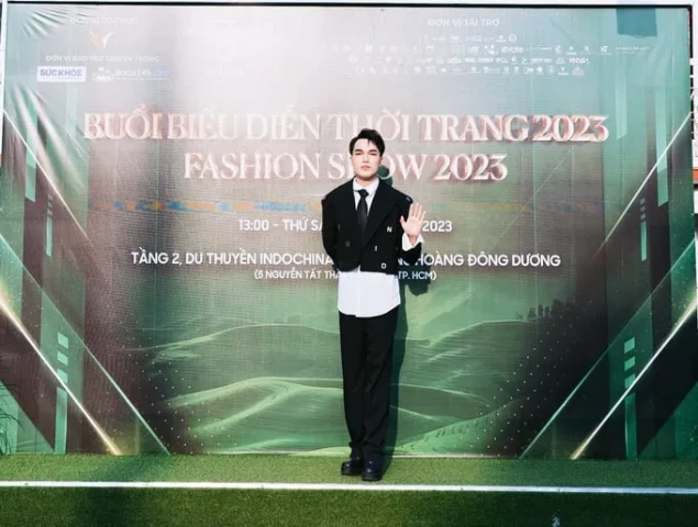 Ông Lê Anh Minh – Trưởng đại diện Viện hoa hậu người mẫu Việt Nam dự Fashion Show 2023 cùng Hương Ly – Á hậu Miss Universe Việt Nam
