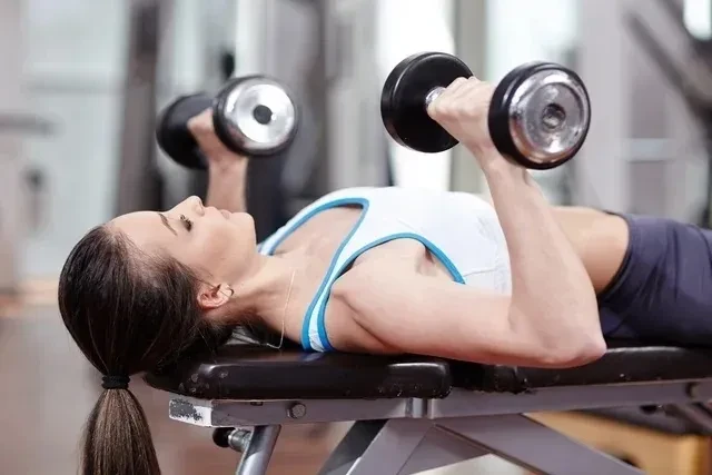 5 bài tập ngực với tạ tại nhà