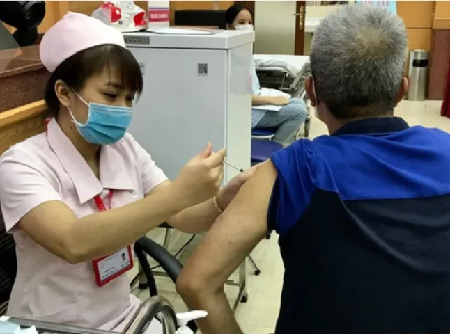 Người cao tuổi nên ưu tiên tiêm phòng 5 loại vaccine