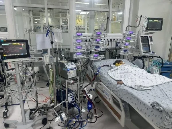 Ứng dụng kỹ thuật oxy hóa máu qua màng ngoài cơ thể cứu sống một bệnh nhi