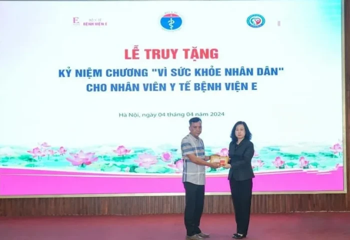 Bộ Y tế truy tặng Kỷ niệm chương “Vì sức khỏe Nhân dân” cho nữ hộ sinh Bệnh viện E hiến đa tạng hồi sinh sự sống cho 4 người
