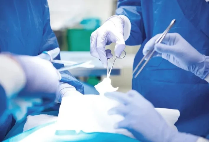 Bé trai 15 tuổi bị xoắn tinh hoàn phải