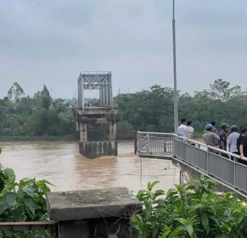 Video: Khoảnh khắc chiếc xe ô tô thoát nạn trong vụ sập cầu Phong Châu tỉnh Phú Thọ