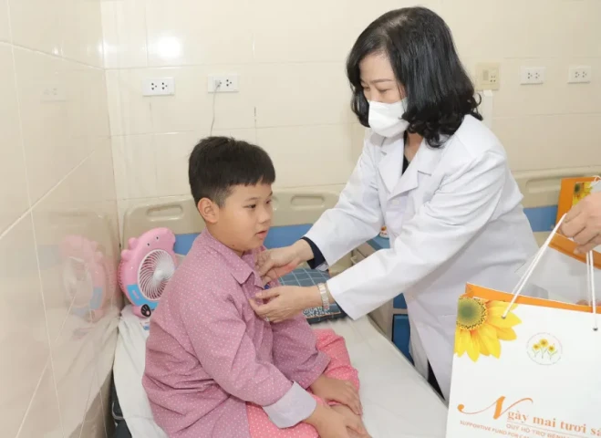 Bộ trưởng Bộ Y tế Đào Hồng Lan thăm, tặng quà, động viên các bệnh nhi đang điều trị tại Khoa Nội Nhi, Bệnh viện K