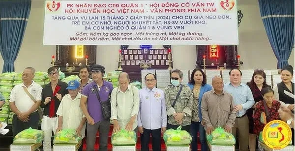 Trao tặng hơn 330 phần quà cho người già neo đơn, trẻ em cơ nhỡ, khuyết tật mùa Vu lan báo hiếu
